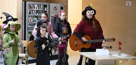 Pustni pohod razveselil ulice Ravne na Koroškem (17)